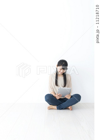若い女性 ライフスタイル タブレット 若い女性 ライフスタイル タブレット 11218710