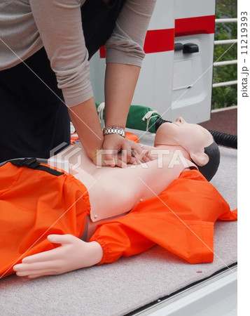 心臓マッサージを行う女性とAED 心臓マッサージを行う女性とAED 11219393