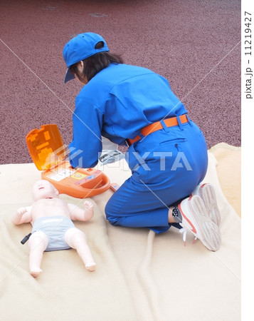 女性消防士と幼児用AED 女性消防士と幼児用AED 11219427