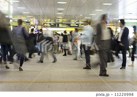 大混雑する大都会の駅を行き交う様々な人々 イメージ（スローシャッター） 11220998