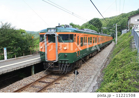 群馬・吾妻線は温泉へ…袋倉駅にて 国鉄型・115系電車 11221508