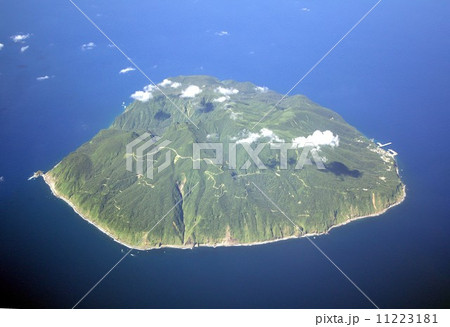 太平洋上に浮かぶ伊豆諸島の御蔵島を上空から見る 太平洋上に浮かぶ伊豆諸島の御蔵島を上空から見る 11223181