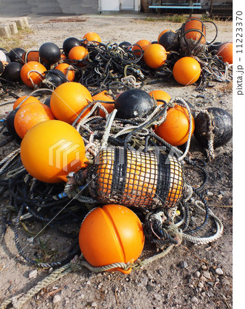 海岸の漁具 11223370