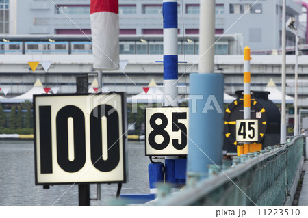 競艇場のポール 11223510
