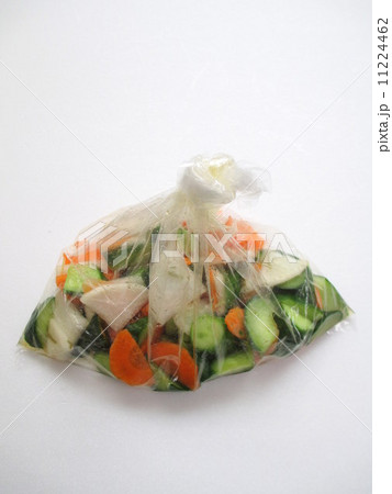 ビニール袋で簡単にあっさり漬け物　They are pickles simply with a plastic bag.  11224462