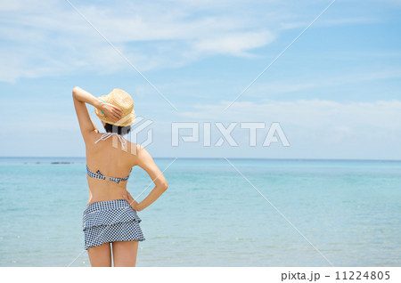 水着の女性の後姿 11224805