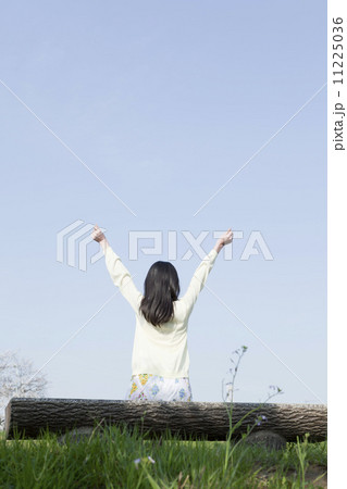 公園で微笑む若い女性 11225036