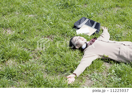 芝生に寝転ぶ女子高生 11225037