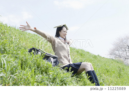 公園で本読む女子高生 11225089