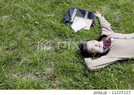 芝生に寝転ぶ女子高生 11225127