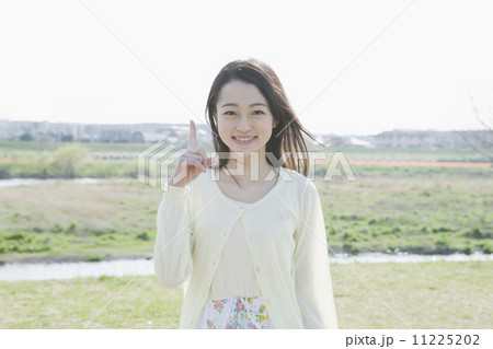 公園で微笑む若い女性 11225202