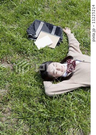 芝生に寝転ぶ女子高生 11225214