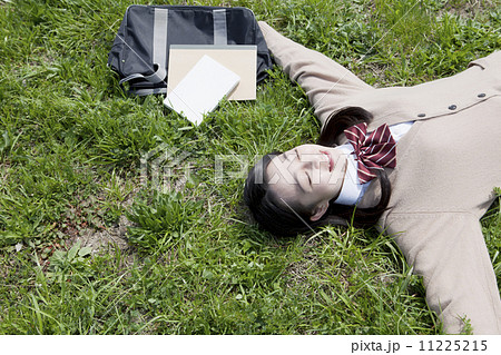 芝生に寝転ぶ女子高生 11225215