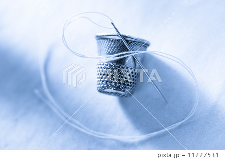 Sewing thimble and needle with thread 11227531