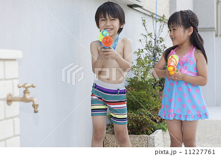 水遊びをする男の子と女の子の写真素材