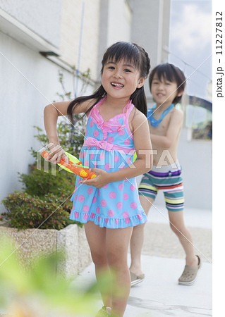 水遊びをする男の子と女の子 11227812