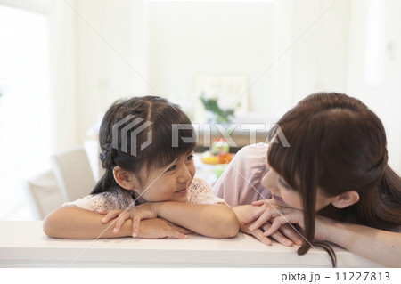 腕を組むお母さんと女の子 11227813