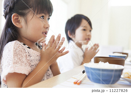 食事をする女の子と男の子 食事をする女の子と男の子 11227826