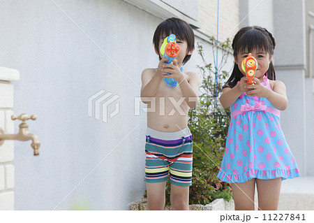 水遊びをする男の子と女の子の写真素材