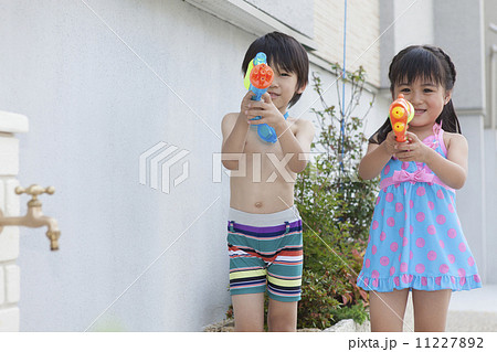 水遊びをする男の子と女の子の写真素材