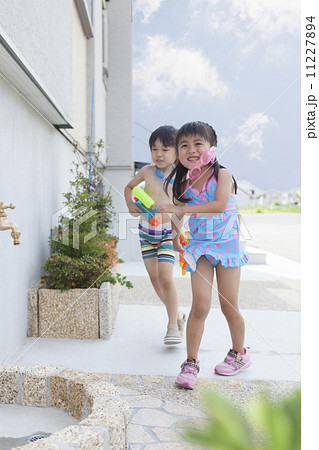 水遊びをする男の子と女の子の写真素材