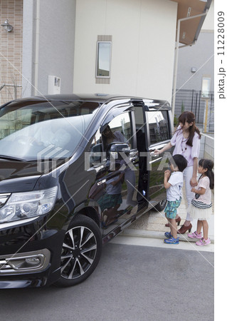 車に乗る家族 11228009