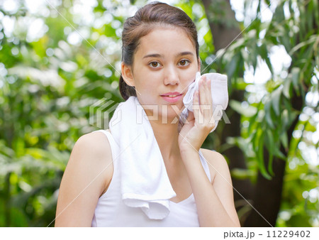 Young woman after fitness in the park 11229402