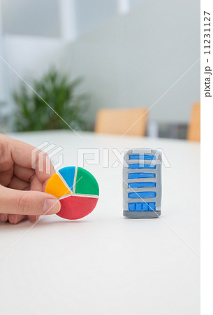 ビルと円グラフ 11231127