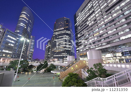 品川インターシティと品川グランドコモンズの夜景の写真素材