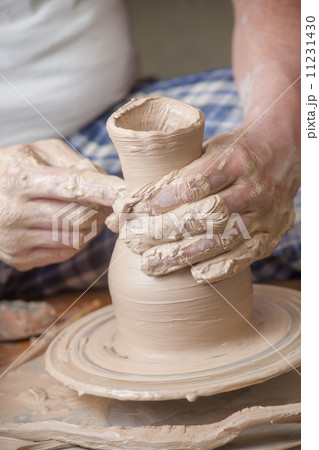 Hands of a potter 11231430