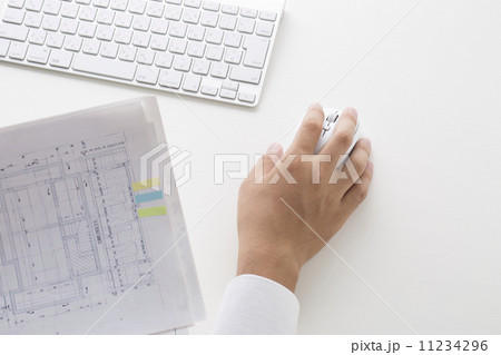 クリックするビジネスマンの手 11234296