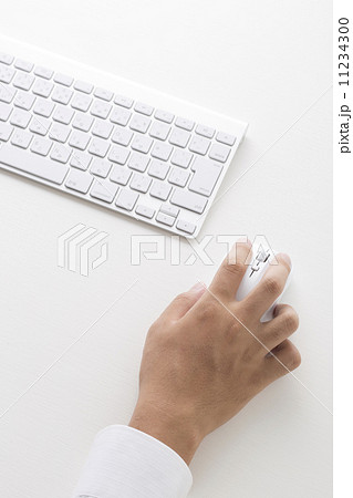 クリックするビジネスマンの手 11234300