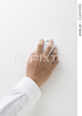 クリックするビジネスマンの手 11234302
