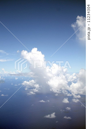 夏の太平洋上に発生した積雲 11234304