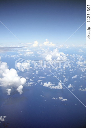 夏の太平洋上に発生した積雲 11234305