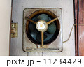 古くて汚れた換気扇 11234429