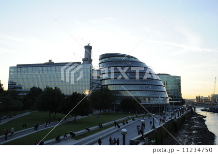 夕景のロンドン市庁舎 11234750