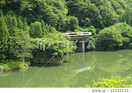 磐越西線「新緑と阿賀野川の水鏡」 磐越西線「新緑と阿賀野川の水鏡」 11235213
