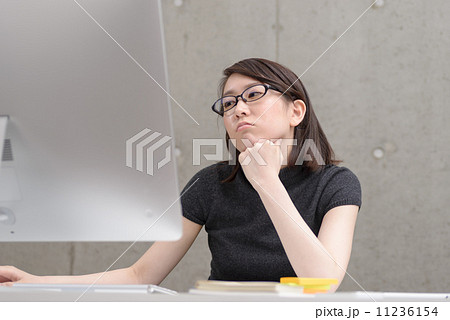 仕事中の若い女性 11236154