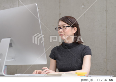 デスクワーク中の女性 11236160