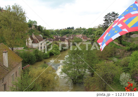 フランス　田舎町に流れる川 11237301