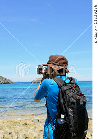 海で写真を撮る男性 11239226