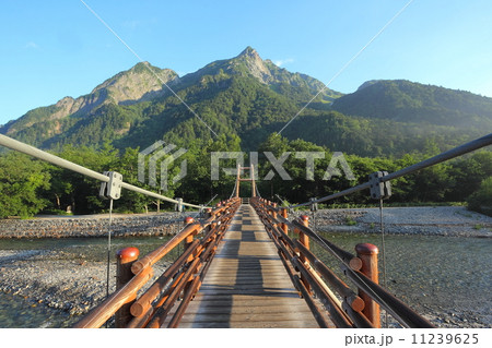 上高地　明神岳と明神橋 11239625