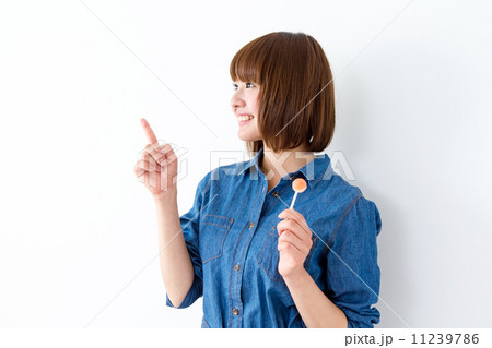 指差す女性 11239786