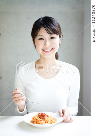 パスタを食べる女性 11240870