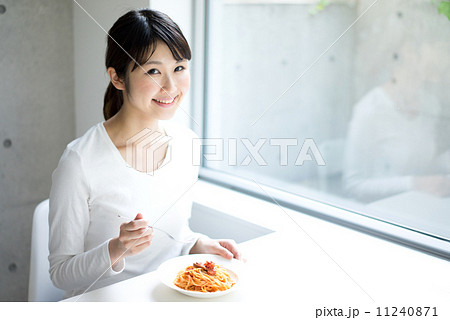 パスタを食べる女性 パスタを食べる女性 11240871