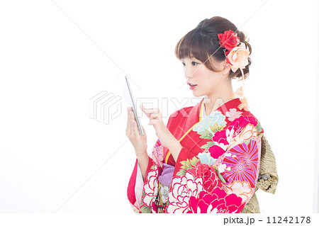 タブレットを使う振袖の女性 11242178