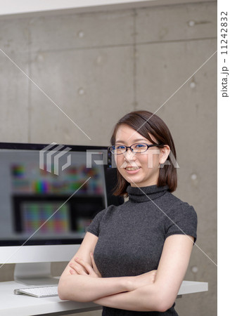 デスクワーク中の女性 11242832