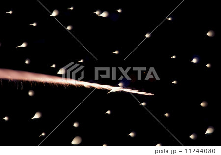 流星のような花火（特殊撮影） 11244080