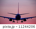 夕焼けと飛行機 11244206